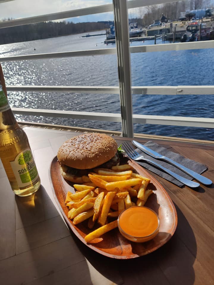Siideri ja bursa ateria terassilla